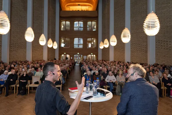 Noa Kjærsgaard Hansen i samtale på scenen foran en fyldt sal